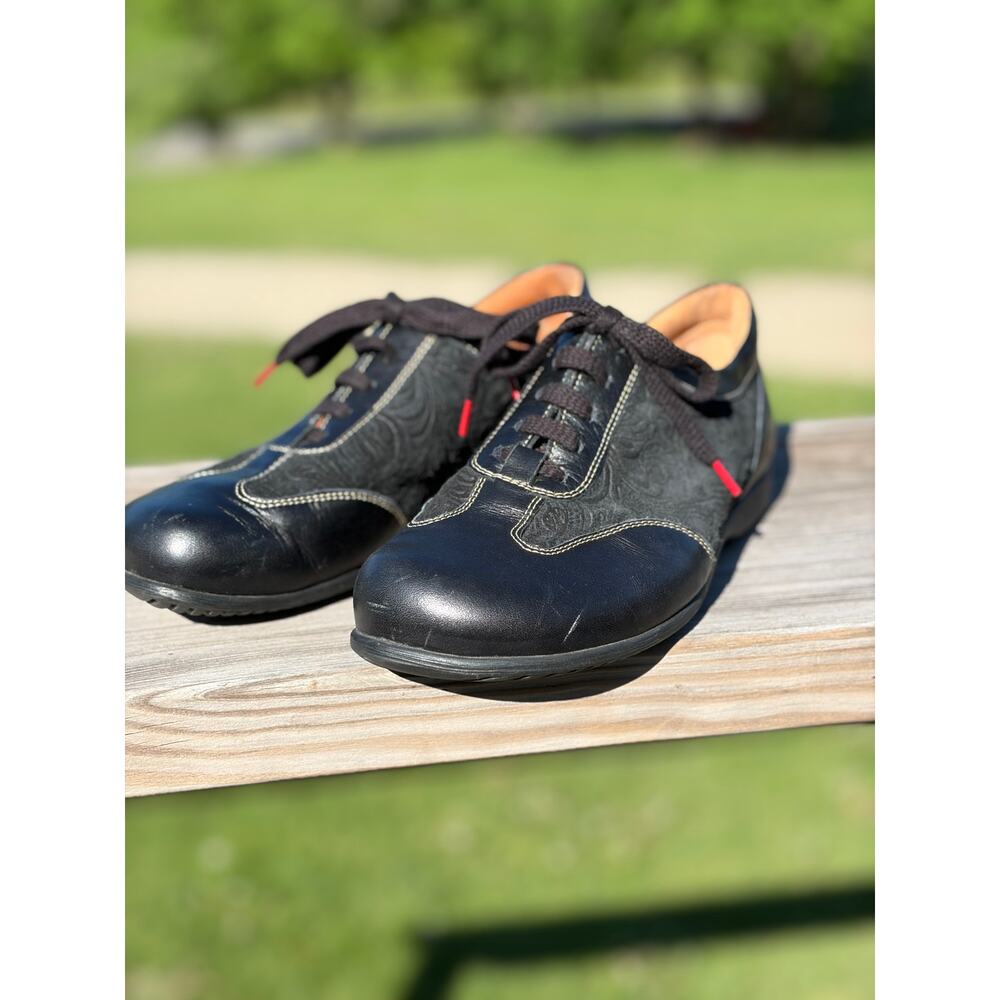 THINK! Womans Leather Lace Up Oxford Comfort Walking Shoe Embossed Suede S 6.5